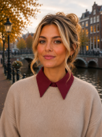 Rood dameskraagje met lange puntkraag