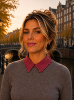 Rood dameskraagje met kraaltjes